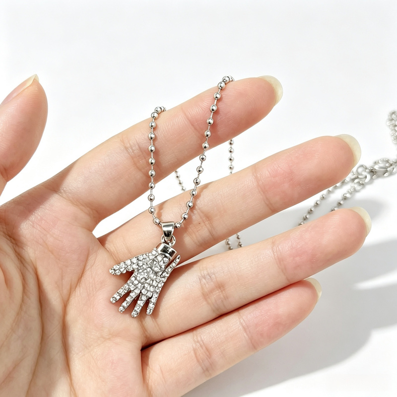 Collier gant de Michael Jackso - Anime Pendant Necklace avis et prix